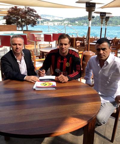 RUUD BOFFIN (ESKİŞEHİRSPOR) Son 2 sezonda West Ham United'da sadece 2 maçta oynayabilen Belçikalı kaleci Ruud Boffin, Ivesa'nın ayrılmasının ardından Eskişehirsporlu oldu.
