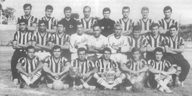 <p>1963-64 sezonunda lig "Türkiye 1. Futbol Ligi" adıyla düzenlenmeye başlanmıştır. 18 takımın yer aldığı ve çift devreli oynanan sezonda 61 puan toplayan Fenerbahçe, ezeli rakibi Beşiktaş'ın 1 puan önünde mutlu sona ulaştı.</p>