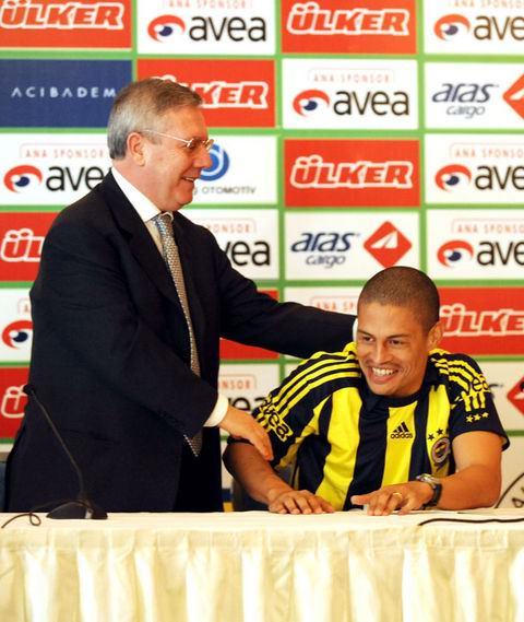 2004-2005 sezon öncesi Fenerbahçe'yle anlaşması taraftarlar arasında büyük heyecan yarattı. Zira Palmeiras'ın Copa America'yı kazanmasınmda büyük pay sahibi olan Alex, 73 kez giydiği Brezilya Milli Takım formasıyla da 23 gol attı.