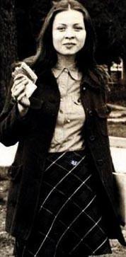 Düvenci'nin müzik öğretmeni olan annesi 7 Mart 1981'de henüz 30 yaşındayken geçirdiği bir trafik kazasında gözlerini kaybetti. Sakin bir cumartesi günüydü... Öğrencileri tiyatroya götüreceklerdi.... Mustafakemalpaşa'dan Bursa'ya.