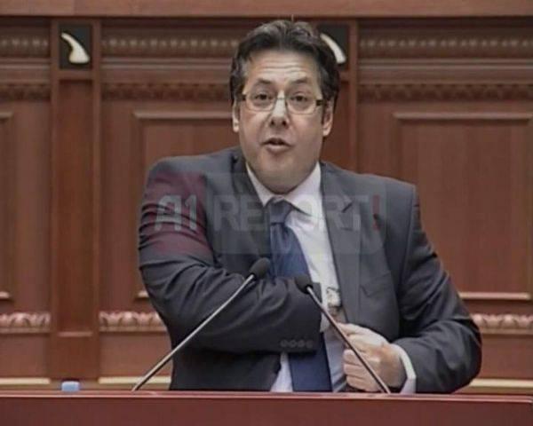 ABD'nin Suriye'de kimyasal silahların imhasına dair Arnavutluk'a teklifi ile alakalı Başbakan Rama'nın pazarlıkta olduğunu belirten ve buna a&ccedil;ıklama isteyen ana muhalefet Arnavutluk Demokratik Partisi (PD) milletvekili Edi Paloka, Rama'nın bu konu a&ccedil;ıklamaktan ka&ccedil;tığını belirterek Rama'nın se&ccedil;imleri de usuls&uuml;z elde edilen paralarla kazandığını iddia ederek cebinden &ccedil;ıkardığı bir miktar parayı Rama'nın &ouml;n&uuml;ne bıraktıktan sonra geri kalanını havaya fırlattı.