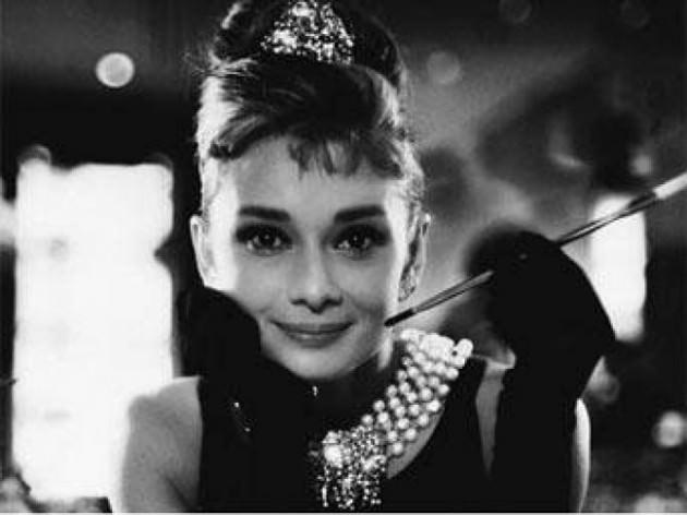 Audrey Hepburn 1929-1993 Yirminci yüzyılın güzellik ve zarafet sembolü haline gelen Audrey Hepburn aynı zamanda uzun yıllar UNICEF bünyesinde bir yardım meleğiydi