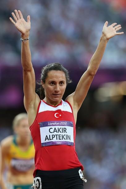 Londra Olimpiyatları'nda kadınlar 1500 metre finallerinde yarışan milli atletlerimiz Aslı Çakır Alptekin ve Gamze Bulut ilk iki sırayı alarak, altın ve gümüş madalyayı kazandılar..