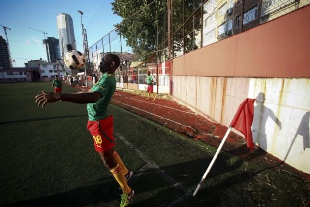 Bülent Doruk AA Ünlü bir futbolcu olma hedefiyle Türkiye`ye gelen Afrikalı futbolcular.