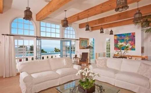 Pierce Brosnan Eski James Bond Pierce Brosnan, Malibu’da 1996’da satın aldığı evini 2.6 milyon dolara sattı. Akdeniz stiliyle yenilenen evde medya odası, oldukça geniş bir salon ve okyanusa bakan büyük pencereler bulunuyor.