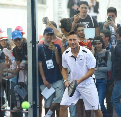 <p>Galatasaray Teknik Direktörü Roberto Mancini ve Roma takımının kaptanı Frencesco Totti, Uluslararası BNL İtalya Tenis Turnuvası kapsamında gösteri maçı yaptı.</p>