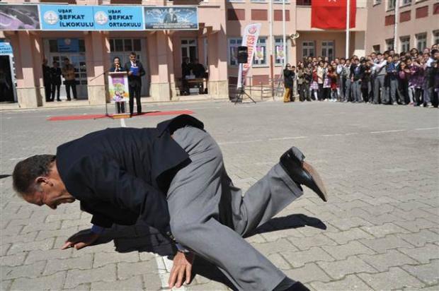 <p>Arıtürk, "Türkiye'nin kültürel değerlerini yaşatmak ve korumak adına Nevruz'un önemli bir kültürel etkinlik. Hangi düşüncede olursak olalım 'Ben Türküm, Türkiye Cumhuriyeti vatandaşıyım' diyebilen herkesin, Türkün ortak değerlerine birlikte sahip çıkması ve Nevruz'u kutlaması gerekir" dedi.<br /><br />Halk oyunları gösterisinin ardından protokol üyeleri Nevruz ateşinin üstünden atladı. Uşak Belediye Başkan Vekili Nejat Çolak atlarken dengesini kaybederek yere düştü.</p>