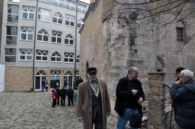 <p>Öğle saatinde ziyaret ettiğimiz Bayraklı Camii'nde namazdan çıkan cemaate rastlıyor ve selam veriyoruz. Türkiye deyince bir başka seviniyorlar. Belgrad'da 50 bin civarında Müslüman yaşadığını ve Bayraklı Camii dışında Belgrad çevresinde 17 Mescid'in olduğunu öğreniyoruz. Bayramlarda ise adeta tam bir bayram yeri oluyormuş burası. Ezan okunuyor ve ardından sokaklara taşan namazlar kılınıyormuş.</p>