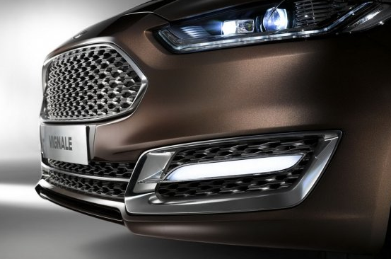 2013 Ford Mondeo Vignale konsept ise yeni premium ön tampon, kromajlı kapı kolları ve ayna kapakları, krom ön ızgara ve 20-inç alaşım jantlarla geliyor.