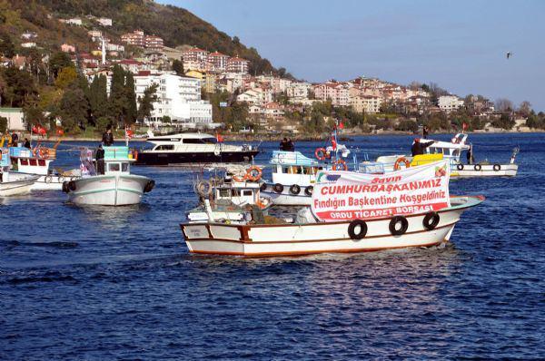 <p>Balkona &ccedil;ıkan Cumhurbaşkanı G&uuml;l, balık&ccedil;ıları selamladı.</p>