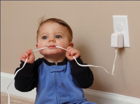 Elektrik kabloları ve prizler bebeğiniz için kazaya sebep olabilecek etkenlerdendir. Bu nedenle kullanılmayan kabloları prize bağlı bırakmamaya önem gösterin. 