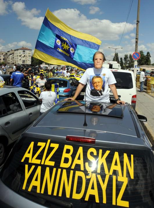 Şike davası boyunca başkanlarının suçsuz olduğuna inanan milyonlarca Fenerbahçe taraftarı, maçlarda, davanın görüldüğü İstanbul Adalet Sarayı önünde, sokaklarda Aziz Yıldırım'a destek oldu.
