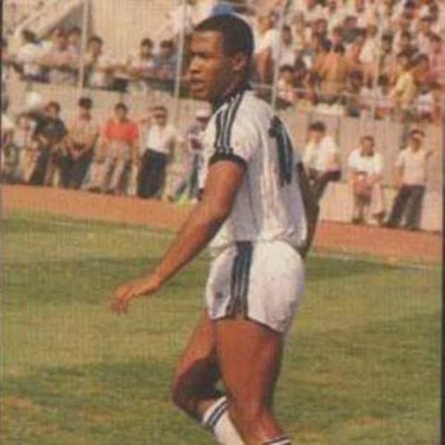 “Ferdinand’ın unutulmaz slalomu” FB 0-1 BJK (21 Haziran 1989)Les Ferdinand sadece 1 yıl oynadığı Beşiktaş’ta taraftarın sevgilisi olmayı başarırken, Fenerbahçe ağlarına da müthiş bir slalom gol bıraktı. 1989 yılının Türkiye Kupası ilk maçında Fenerbahçe ile Beşiktaş Fenerbahçe stadında karşı karşıya. Kara-Kartalın sahadan 1-0 galip ayrıldığı maçın en unutulmaz anı hiç şüphesiz Ferdinand’ın golüydü.
