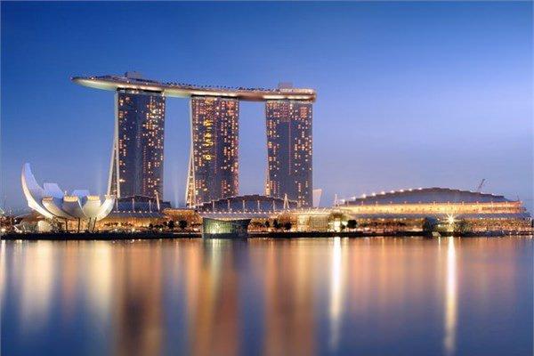 <p>8- Marina Bay Sands</p>
<p>Singapur'da yer alan otelde toplam 2561 oda bulunuyor. İngiliz adası Montserrat 'taki herkes ayrı bir oda alabilir.</p>