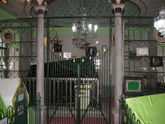 <p>Merkez Efendi Türbesi</p>
<p>Merkez Efendi Mahallesi Mevlevihane Caddesi Mevlanakapı -Zeytinburnu</p>