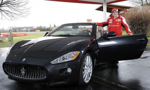 F1 Dünya Şampiyonu Fernando Alonso, Maserati GranCabrio'su ile poz veriyor.