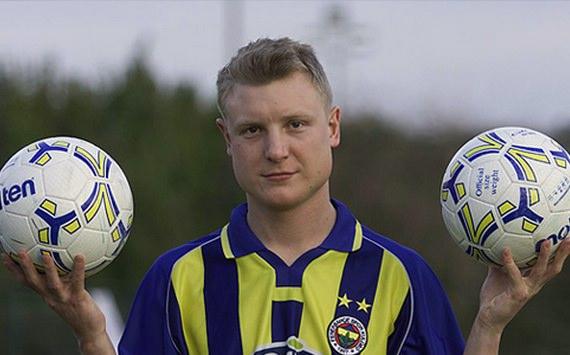 <p><strong>Vladimir Beschastnykh (Fenerbahçe, 2002-03)</strong><br /><br />2002-2003 sezonun devre arasında Fenerbahçe'nin gol yollarında çektiği sıkıntıya çare olması için Spartak Moskova'dan transfer edilmişti golcü oyuncu. Hatta bazı rivayetlere göre yönetici Saadettin Saran, bu transfer için Rus mafyasıyla kapışmıştı. Daha sonra bu transfer, Saran'ın yöneticiliğine mâl olacaktı... Sarı-lacivertli forma altında çıktığı 14 maçta sadece 1 gol atabilen Beschastnykh, oynadığı futbolla değil, sadece ismiyle hafızalara kazındı. </p>