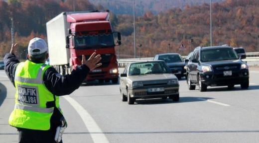 Gözleri görmeyen ve yönetmelikte belirtilen özel işaret taşıyan kişilerin, taşıt yolu üzerinde bulunmaları halinde, sürücülerin yavaşlamamaları ve gerektiğinde durmamaları ve yardımcı olmamaları 166 lira.
