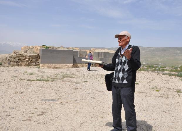 Her gün sabah 05.00'te kaleye gelen Kuşman, vali olsun, milletvekili olsun, kaymakam olsun birçok önemli şahsın Van'ı ziyaret edip kaleye geldiğini belirtip onlardan yardım talep ettiğini ancak 'bakarız' denilerek geçiştirildiğini söyledi.