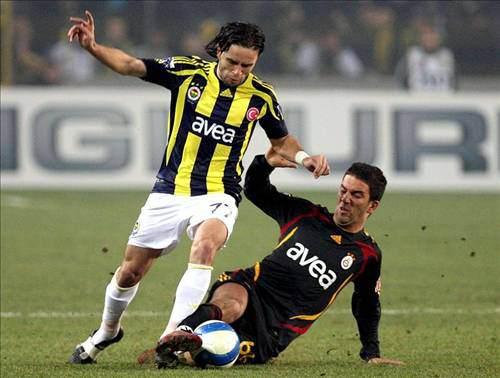 4-Galatasaray 1 - Fenerbahçe 2 -- 19 Mayıs 2007  Maçın çok da fazla bir önemi yoktu. Fenerbahçe şampiyonluğunu bir hafta önceden garantilemiş, Galatasaray ise Şampiyonlar Ligi için mücadele ediyordu. Ne var ki Chelsea'liler ligi birinci bitiren Manchester United'ı sahaya alkışlarla davet etti, Türkiye'de tartışma koptu. Kimileri Galatasaraylı futbolcuların da rakiplerini aynı şekilde karşılamalarını isterken, diğerleri "Olmaz öyle şey" diyordu.