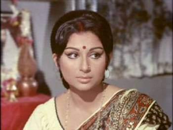 Sharmila Tagore - Oyuncu / 1969 yılında evlendi adını Begum Ayesha Sultana olarak değiştirdi ve Müslüman oldu.