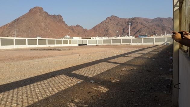 <p>Uhud Dağı, Medinenin kuzeyinde, üç mil uzaklıkta, kırmızıya çalan rengiyle ve cazip şekliyle görenlere ferahlık veren, sevimli bir dağdır. Resulü Ekrem Medine-i Münevvere'ye her gelişinde, Uhud Dağı'nı görünce neşelenir ve bu neşe yüzünden okunurdu. </p>