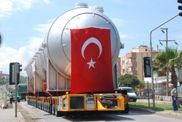 <p>Dev kazanı taşıyan devasa aracın geçişi sırasında trafikte zaman zaman aksamalara neden oldu.</p>