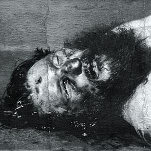 Grigori Rasputin -  Rasputin’in yaşamı kadar ölüm şekli de enteresan noktalar içermektedir. Çar’ın orduların başına, cepheye gittiği dönemde Rasputin diğer hanedan mensupları ile birlikte sarayda bulunmaktaydı. Çar, doğrudan eşinden aldığı mektuplarla ülkeyi ve savaşları yönlendiriyordu. Bu durum önce sarayda daha sonra da halk arasında yaygın söylentilere ve tepkilere, moral bozukluklarına yol açıyordu. hanedan mensuplarının Rasputin’den duydukları rahatsızlık had safhaya ulaşmış ve onu ortadan kaldırmak için planlar yapılmaya başlamışı. Felix Yussupov isimli Tatar kökenli hanedan mensubu bir prens bu işe ön ayak oldu ve diğer komplocu arkadaşları ile beraber bir plan kurdular.  Yussupov ve Rasputin beraberce yemeğe giderken Yussupov onu öncelikle sohbet etmek amacı ile bir odaya aldı. Burada önceden siyanürle hazırlanmış kurabiyeler bulunmaktaydı. Her ne kadar bir kurabiye içersindeki zehir dozu bir insanı öldürecek miktarda olsa da hazırlanan şarabın da içine siyanür konuldu. Rasputin iki kurabiye yedi ve şarapdan da bir bardak içti. Ancak zaman geçmesine rağmen herhangi bir etki görülmüyordu. Paniğe kapılan Yussupov odadan arkadaşlarının yanına çıktı ve planın işe yaramadığını söyledi. Bu defa da ona bir silah temin edildi. Yussupov Rasputin’in yanına geri döndü ve silahını bir el ateşledi. Rasputin yere yığılmıştı. Yussupov sevinç içinde arkadaşlarının yanına koştu ve işi başardığını söyledi. Arkadaşı ona bir bardak şarap verdi ve işin sona ermesini kutlayalım dedi. O esnada Rasputin yeşil gözleri ile Yussupova baktı ve konuşmaya başladı. Odaya dalan Yussupov’un arkadaşı kendi silahı ile Rasputin’e ateş etti silahtan çıkan kurşun Rasputin’nin sırtının alt kesimine girip böbreğine saplandı. Öldüğünü düşündükleri Rasputin’i bir çarşafa sararak dışarda beklemekte olan araca doğru taşımaya başladılar. O sırada Rasputin hareket etti. Ölmediği anlaşılan Rasputin’nin son ölümcül yarası İngiliz Rayner tarafından Rasputin’nin alnın tam ortasından vurularak tamamlandı. Daha sonra araca yerleştirilen Rasputin’in bedenini buzlarla kaplı Neva nehrine attılar. Tam olarak 14 saat sonra Rasputin’in cesedi bulundu.