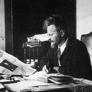 Leon Trotsky - 1920'li yıllarda sol görüşün baştaki temsilcilerinden Leon, Joseph Stalin'in en büyük rakibiydi ve Sovyetler Birliğinden sürgün yedi bu sebepten. Meksika'da yaşamaya başlayan Trotsky burada Marksizmi öğretmeye ve Stalin aleyhine konuşmaya devam etti. 20 Ağustos 1940'da ise Stalinin bir ajanı olan Ramon Mercader Trotsky'nin evine bir makale üzerine tartışmak için gitti. Trotsky makaleleri ararken Mercader cebinden çıkardığı bir buz kırıcıyı kafatasına saplayıverdi. Orada canını vermeden önce Trotsky "Bu adamı sakın öldürmeyin ondan öğreneceklerimiz var" dedi. En meşhur Marksistlerden Trotsky ise bir gün sonra beyin zedelenmesi yüzünden öldü.