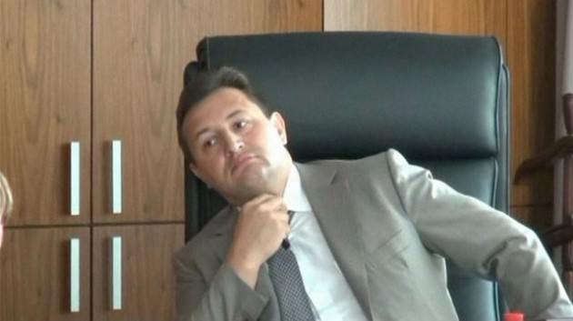 <p>RBC ajansının haberine g&ouml;re, Rosbank Y&ouml;netim Kurulu Başkanı Vladimir Golubkov, bir şirket temsilcisinden, kredi anlaşmasının uzatılması ve kredi faizi ile taksit miktarının d&uuml;ş&uuml;r&uuml;lmesi karşılığında 1.5 milyon dolar r&uuml;şvet istedi. Bankacı, r&uuml;şvetin bankanın y&ouml;netim kurulu başkan yardımcısı aracılığıyla kendisine ulaştırılmasını talep etti.</p>