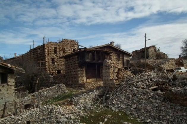 Selçuklular Dönemi'nde İpek Yolu'nun güvenliğini sağlamak amacıyla kurulan Sarı Hacılar Köyü'nde tarihi binalar restore ediliyor