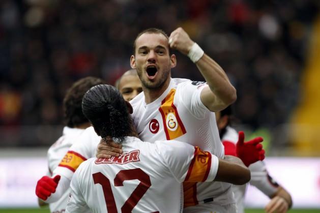 <p>Şampiyonlar Ligi'nde yoluna devam eden Galatasaray'ın lige dönüşü ise sıkıntılı oldu. Türk Telekom Arena'da Gençlerbirliği'ne mağlup olan lider, Real Madrid Teknik Direktörü Jose Mourinho'nun izlediği maçta Kayserispor'u 3-1 ile geçti. İstanbul Büyükşehir Belediye'ye de takılmayan Galatasaray'da artık tüm hazırlıklar, Real Madrid maçı içindi.</p>