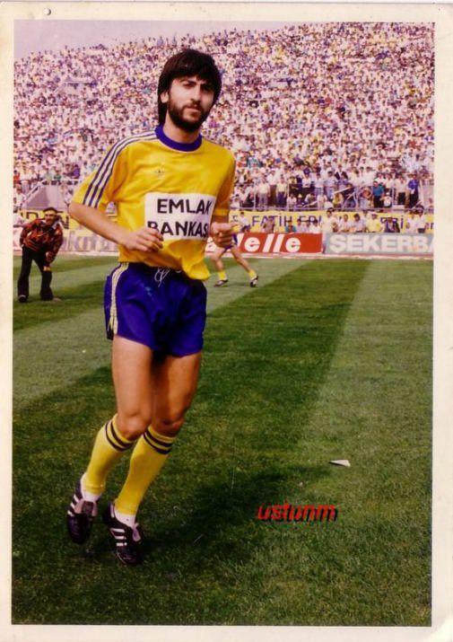 <p><strong>RIDVAN DİLMEN<br /><br /></strong>1988 - 1989 sezonunda, kariyerinin zirvesine çıkan Rıdvan Dilmen bir sezon sonra Trabzonspor’un Yugoslav oyuncusu Yesiç’in tekmesiyle sağ ayağı sakatlandı. Bu sakatlıktan sonra Rıdvan'ın, futbol hayatı dalgalanmaya başladı. Dört kez dizinden ameliyat olan Dilmen’e doktorları altı ay oyun yasağı koymasına karşın, üç ay sonra sahalara döndü. Ancak bu erken dönüş, sakatlığının bir türlü iyileşmemesine yol açtı. 1991’de, Galatasaray maçında sol omzu kırılan Rıdvan, yine uyarılara kulak asmadı ve İzlanda - Türkiye milli maçına çıktı. 90. dakikada omzu aynı yerden bir kez daha sakatlandı. Eskiye dönmek için çaba harcayan Rıdvan’ın şevki, tekrarlayan sakatlıklar ve nükseden ağrılar yüzünden kırıldı. Taktik zekası ve oyun kabiliyetiyle göz dolduran Rıdvan, sonraki dönemde sınırlı sayıda maç oynayabildi. 1994’de, Ali Şen’in başkanlık yaptığı Fenerbahçe’yle, karşılıklı olarak yollarını ayırdı.</p>