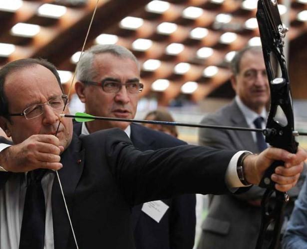 Cumhurbaşkanı hedefe kitlendi: Fransa Cumhurbaşkanı Francois Hollande Londra 2012 olimpiyatları öncesi, Paris'teki Ulusal Spor ve Beden Eğitimi Enstitüsü'nde Fransız Olimpik sporcuları ziyareti sırasında, oku ve yayı eline alıp bir deneme yapmaktan kendini alamadı. Paris/Fransa