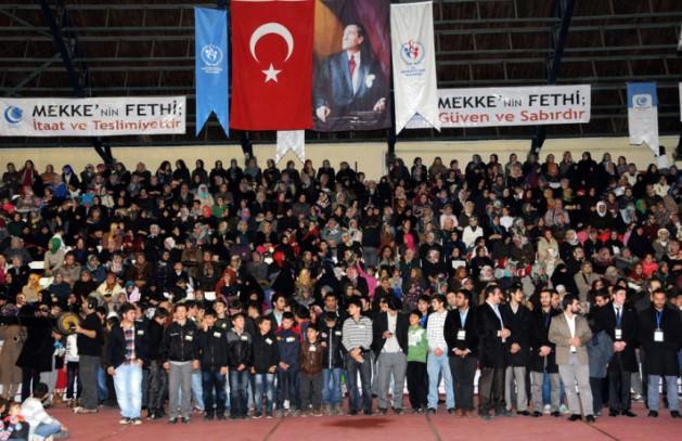 Anadolu Gençlik Derneği, yılbaşı kutlamalarına alternatif olarak 'Mekke'nin Fethi ve Kuran Ziyafeti' adlı etkinlikler düzenledi. Ülke genelinde 200'ü aşkın yerde yapılan fetih şölenine katılımlar yüksek oldu.