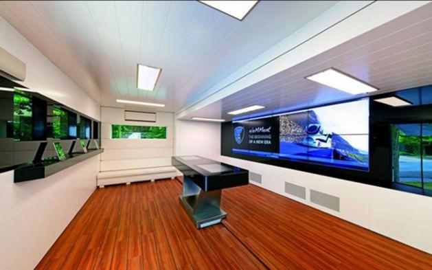Araçta ayrıca LED televizyonlardan, aydınlatma sistemlerinde kadar tüm elektronik eşyalar özel yapım olarak bulunuyor.
