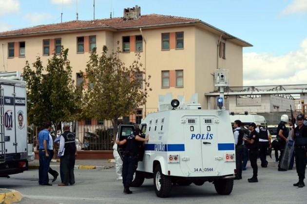 Sultangazi 75. Yıl Polis Merkezi’nde bugün saat 11.00 sıralarında patlama meydana geldi. Patlamaya ilk belirlemelere göre kadın olan ve üzerinde bomba düzeneği bağlı bir canlı bombanın yol açtığı belirtiliyor. İstanbul Emniyet Müdürü Hüseyin Çapkın açıklama yaptı. Çapkın olayda 1 şehit ve 7 yaralı olduğunu söyledi.