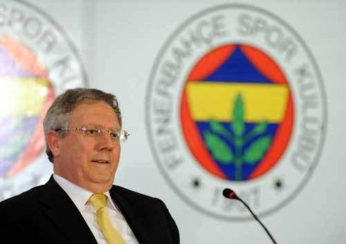 <p><strong>DEVRiM GiBi KARARLAR</strong><br />Sancılı başlayan, umutlarla bezenen ancak özellikle ligde hayal kırıklığıyla noktalanan sezon, F.Bahçe’de taşları yerinden oynatacak gibi. Öncelikle kulübün zirvesinden, yani yönetimden başlayalım. Başkan Aziz Yıldırım’ın kafasında uzun süredir Mayıs’taki mali kongrede düğmeye basarak Haziran ayında olağanüstü bir genel kurul yapma fikri vardı. Yıldırım, bu kongrede kurmaylarını değiştirip, daha güçlü bir yönetim oluşturmaya hazırlanıyordu. Ancak lig şampiyonluğunun ötesine geçecek UEFA finalinin kaçması, ardından G.Saray’ın şampiyonluğu bu planları değiştirmiş gibi. Yıldırım’ın haziran ayı için yine genel kurul kararı alması, ancak “Yoruldum” diyerek kongrede aday olmayacağı ileri sürülüyor.</p>