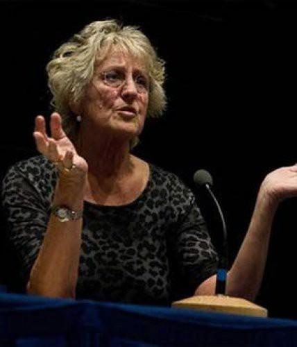 Germaine Greer 1939- 1960`lardan itibaren feminist akımın en önemli öncülerinden biri oldu. Kitapları o zamandan beri kadınlarca bir manifesto olarak okunuyor