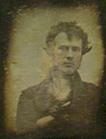<p>1939′da Alman Kimyacı Robert Cornelius Philadelphia’da aile mağazasında kendi fotoğrafını çekti. Dünyanın ilk insan fotoğrafını çekerek tarihte yerini aldı. Kaynak: Dünyanın ilk fotoğraf çekimleri fotoğraf tarihi fotoğraf belgeseli</p>
