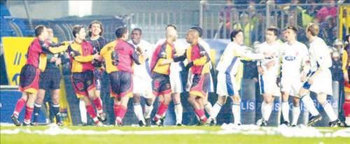 Ali Sami Yen ahalisi alkış değil, rakiplerini su şişesi yağmuruna tutmuştu. Tarihe "Sulu derbi" olarak geçen maçı Lugano ve Edu'nun golleriyle Fenerbahçe kazandı ama geriye gazetelerin attığı "Futbolun öldüğü gece" başlıklarından başka bir şey kalmadı. Kadıköylüler derbi zaferini yaşarken, Galatasaray UEFA Kupası'na katılmak ve bir sonraki sezon uygulanacak 5 maç seyircisiz oynama cezasıyla yetinmek zorunda kaldı!