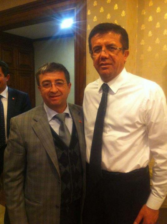 Tavas İlçesi Baharlar Beldesi'nde 1961 yılında doğan Nihat Zeybekci'nin çocukluk yılları zorluk içinde geçti. Beş çocuklu Fatma ve Şükrü Zeybekci çiftinin en küçük çocuğu olan Nihat Zeybekci, 7 yaşında tütün tarlalarında çalışmaya başladı. Zeybekci çocukluk yıllarını, "Tütün tarlasında başladı serüvenim. 7 yaşından itibaren tütün tarlasında amelelik dahil her şeyi yaptım. Su dağıtır, getir-götür işlerine bakardım. Anamız babamız herkes gibi çocuğuna en iyi şekilde bakmak isterdi ama çaresizlik işte. Tütünün şişe geçirilerek dizilmesi vardır. Parmağınıza her şiş girdiğinde bağırırsınız. Her girdiğinde, 'Okulun en iyisi ben olacağım' diye bağırdığımı hatırlarım. Okumak zorunda olduğumu biliyordum" diyerek anlattı.