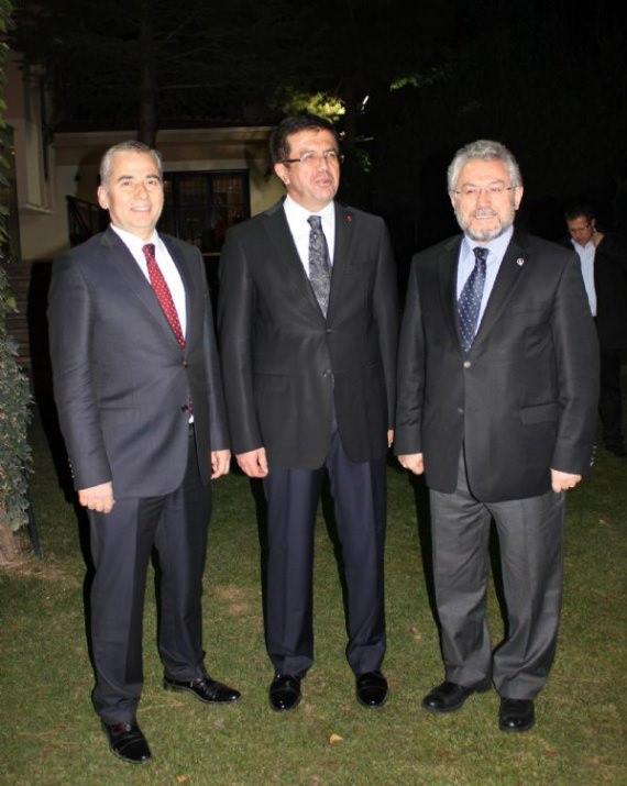 Biri kız, 4 çocuk babası olan Zeybekci, çocukluk yıllarını ve yaşadığı zorlukları unutmadığını her fırsatta dile getiriyor.