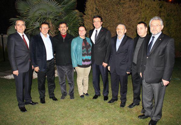 Bakanlık kararını öğrenen Nihat Zeybekci'nin Çamlık Mahallesi'ndeki evi kutlamaya gelen partililerle doldu. Denizli Belediye Başkanı AK Parti'li Osman Zolan, AK Parti milletvekilleri Nurcan Dalbudak ile Mehmet Yüksel, partililer ve yakınları Zeybekci'yi kutlayarak başarı diledi. Zeybekci bakanlık kararını, "İnşallah hayırlı olur. Ben öncelikle Sayın Başbakanımıza güveninden, teveccühünden dolayı teşekkür ediyorum. Denizli'ye hizmet ettiğimiz gibi, ülkemize hizmet ettiğimiz gibi bundan sonra ülkemizin ekonomisine hizmet edeceğiz. Sorumluluğumuzu biliyoruz. Çok iyi bildiğimiz, içinden geldiğimiz bir konuya geldik. İhracatımızın, dış ticaretimizin içinde olduğum bir konu. Allah utandırmasın inşallah. Dualarıyla destekleriyle siyasetteki onurlu duruşumuza destek veren Denizlimize, vatandaşlarımıza, teşkilatımıza, aileme teşekkür ediyorum" sözleriyle değerlendirdi.