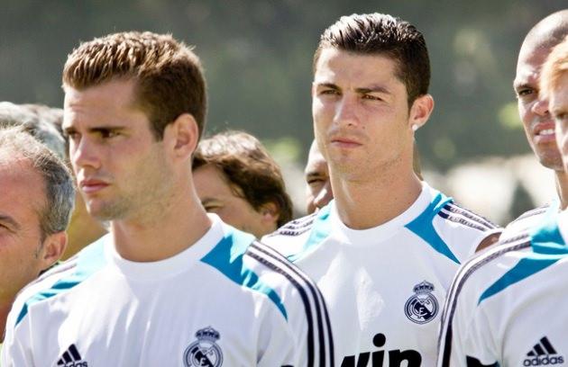 <p>3.3 milyar dolarlık değeriyle Real Madrid, dünyanın en değerli takımıdır. İspanyyol devini 3.165 milyar dolarlık değeriyle Manchester United takip etmektedir.</p>