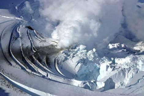 <p>Redoubt Dağı, Alaska ABD’nin Alaska eyaletinde bulunan Redoubt Yanardağı, 1990 yılında daldığı uykudan en son 2009’da uyandı. 3 bin 108 metre yüksekliğindeki yanardağın bacasındaki duman hala tütmeye devam ediyor</p>