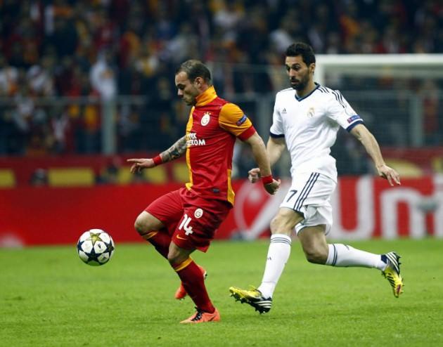 <p>Ancak, Şampiyonlar Ligi gol krallığı için yarışan Burak ile Ronaldo'yu karşı karşıya getiren dev eşleşmenin ilk randevusu, sarı kırmızılıların beklediği gibi geçmedi. Basit hatalar sonunda yenilen gollerle, sarı-kırmızılılar evine 3-0'lık mağlubiyetle döndü.</p>