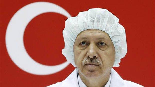 <p>Erdoğan, TÜRKSAT 4A ve TÜRKSAT 4B uydularının yapıldığı Tokyo´daki Mitsuhishi Electric firmasının uydu üretim merkezini ziyaret ettiğinde bone taktı.</p>