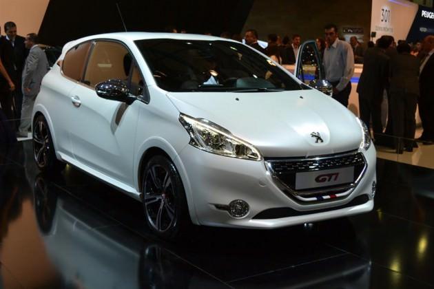 Efsane 205 GTI'den ilham aldığı iddia edilen Peugeot'nun yeni modeli 208 GTI.