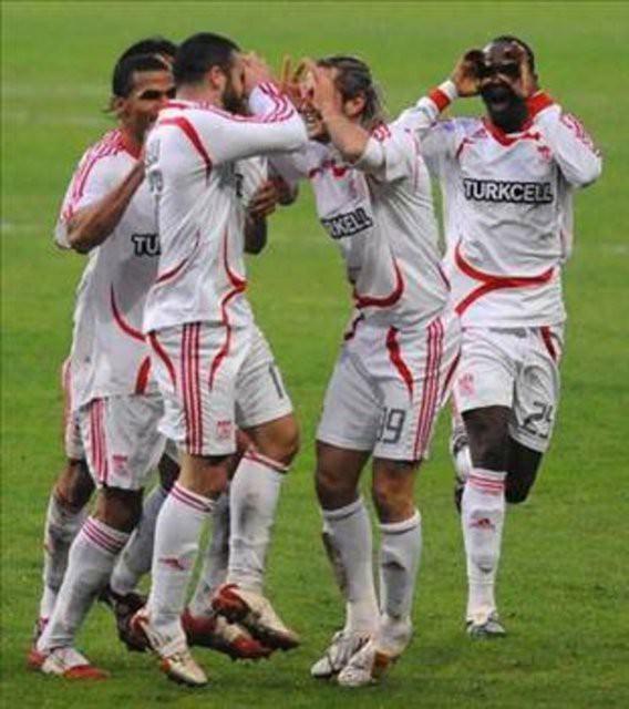 Sivasspor-Bursaspor: 3-2 29 Eylül 2007’de Süper Lig'in 7. haftasında Bursaspor'u konuk eden Sivasspor, 2 farklı geriye düştüğü maçta Muhammed Ali Kurtuluş(2) ve Mehmet Yıldız'ın golleriyle müthiş bir dönüşe imza atmıştı.